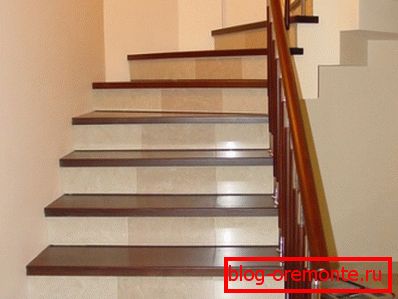 Los escalones de madera en la escalera de concreto son una solución popular, tanto en edificios residenciales como en edificios públicos. Los escalones de madera en la escalera de concreto son una solución popular, tanto en edificios residenciales como en edificios públicos.