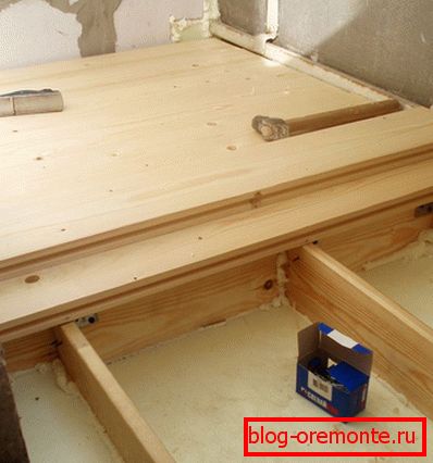 Suelo de madera en la logia.