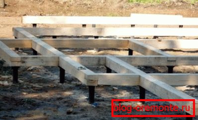 Rejilla de madera sobre la base de pilotes. Rejilla de madera sobre la base de pilotes.