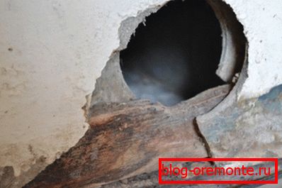 El contacto prolongado con el agua no beneficia al material. En la foto - la partición entre el baño y la cocina. El contacto prolongado con el agua no beneficia al material. En la foto - la partición entre el baño y la cocina.