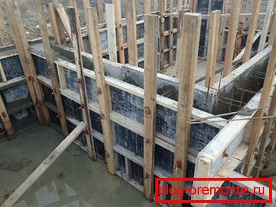 Para edificios más pequeños, se utilizan marcos de encofrado de madera (en la foto), para edificios de gran altura, las placas de metal se utilizan más a menudo. Para edificios más pequeños, se utilizan marcos de encofrado de madera (en la foto), para edificios de gran altura, las placas de metal se utilizan más a menudo.