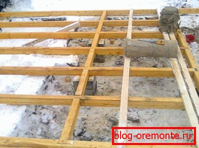 Para instalar la base, puede usar cualquier madera, sin importar lo que compró para las paredes Para instalar la base, puede usar cualquier madera, sin importar lo que compró para las paredes