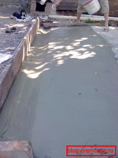 Para aumentar la resistencia al agua, el concreto se puede planchar con cemento seco. Para aumentar la resistencia al agua, el concreto se puede planchar con cemento seco.