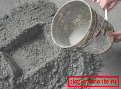 Agregar agua a la mezcla de cemento conduce a la formación de una piedra.