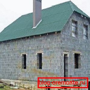 Las casas hechas de arcilla expandida son mucho más fáciles, lo que permite no crear demasiada presión sobre el suelo. Las casas hechas de arcilla expandida son mucho más fáciles, lo que permite no crear demasiada presión sobre el suelo.