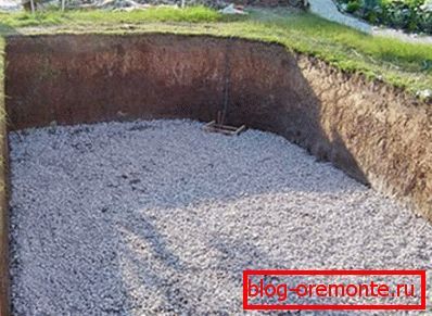 El cojín de drenaje sirve como un tipo de amortiguador entre el suelo y la piscina, evita su daño durante la congelación del suelo El cojín de drenaje sirve como un tipo de amortiguador entre el suelo y la piscina, evita su daño durante la congelación del suelo