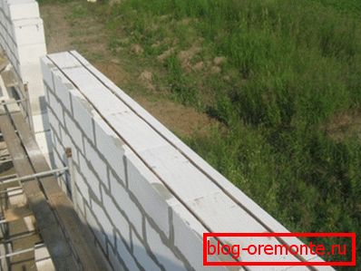 Dos hilos de refuerzo longitudinal colocados a una distancia de 60 mm de los bordes del bloque. Dos hilos de refuerzo longitudinal colocados a una distancia de 60 mm de los bordes del bloque.
