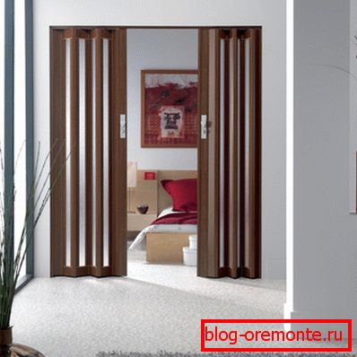 La puerta acordeón en el interior de la casa. La puerta acordeón en el interior de la casa.
