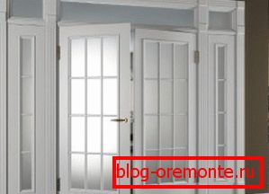 Puertas con paneles de vidrio abatibles.
