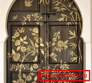 Pequeños patrones en la puerta. puertas en el interior