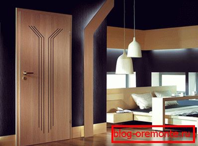 Puerta embellecida con fresado original. Puerta embellecida con fresado original.