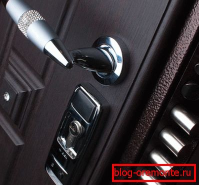 Cerradura de puerta con un alto grado de fiabilidad. Cerradura de puerta con un alto grado de fiabilidad.