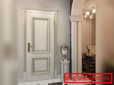 Dvuhfilenchataya puerta en el interior de la vivienda Dvuhfilenchataya puerta en el interior de la vivienda