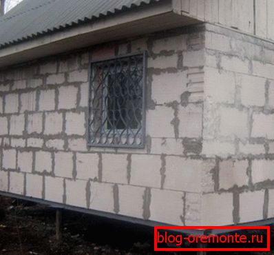Base de pila económica debajo de casa de bloques de espuma Base de pila económica debajo de casa de bloques de espuma
