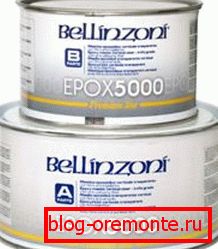 Pegamento epoxi se vende generalmente en contenedores de metal. Pegamento epoxi se vende generalmente en contenedores de metal.