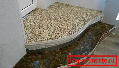 Suelo epoxi con guijarros.