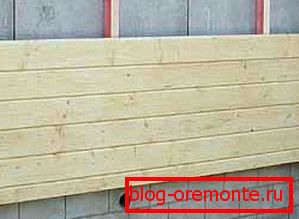Si utiliza un material de revestimiento sobre la base del listón, es posible preservar las propiedades de las paredes para pasar el aire y al mismo tiempo crear una protección adicional contra el frío. Si utiliza un material de revestimiento sobre la base del listón, es posible preservar las propiedades de las paredes para pasar el aire y al mismo tiempo crear una protección adicional contra el frío.