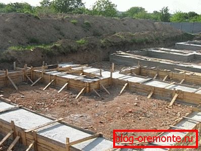 Si desea hacer una bodega o sótano debajo de la casa, debe construir una base de tira. Si el suelo debajo de la casa está suelto, mojado o brumoso, entonces se debe construir una base de columnas. Si desea hacer una bodega o sótano debajo de la casa, debe construir una base de tira. Si el suelo debajo de la casa está suelto, mojado o brumoso, entonces se debe construir una base de columnas.