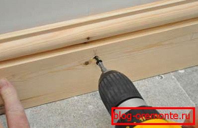 Fijación de zócalos de madera con tornillos y chopik de madera, previamente clavados en la pared