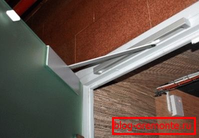 Cerradura de puerta en posición abierta Cerradura de puerta en posición abierta