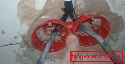 Fijación de elementos plásticos mediante una masilla. Fijación de elementos plásticos mediante una masilla.