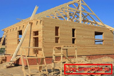 Foto - la construcción de muros de madera. Foto - la construcción de muros de madera.