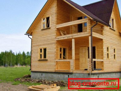 Foto de una casa de madera de 2 pisos. Foto de una casa de madera de 2 pisos.