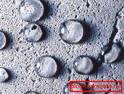 Foto de hormigón tras añadir la mezcla para impermeabilización. Foto de hormigón tras añadir la mezcla para impermeabilización.