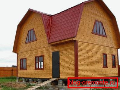 Foto de la casa enfundada por imitación de madera. Foto de la casa enfundada por imitación de madera.