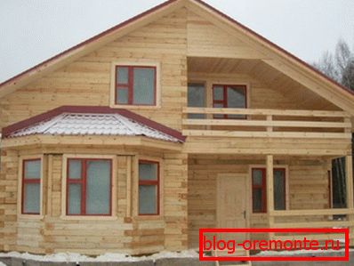 Fotos de la casa con un desván de madera. Fotos de la casa con un desván de madera.