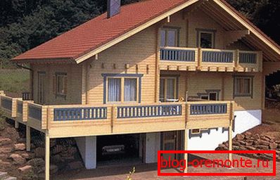 Fotos de la casa con un garaje semi-subterráneo y terraza. Fotos de la casa con un garaje semi-subterráneo y terraza.