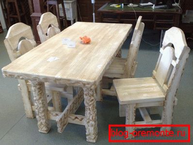 Foto de mesa de roble de la construcción descrita después de acabado decorativo. Foto de mesa de roble de la construcción descrita después de acabado decorativo.