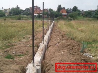 Foto de la cimentación vertida bajo una cerca de bloques de concreto. Foto de la cimentación vertida bajo una cerca de bloques de concreto.