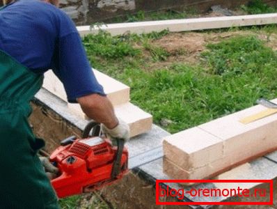 Foto de la impermeabilización de sótanos y aserrado de madera para una junta de esquina de medio ángulo. Foto de la impermeabilización de sótanos y aserrado de madera para una junta de esquina de medio ángulo.
