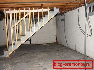 Foto de una habitación en el sótano con una escalera. Foto de una habitación en el sótano con una escalera.