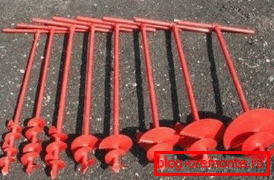Fotos de taladros manuales de diferente diámetro. Fotos de taladros manuales de diferente diámetro.