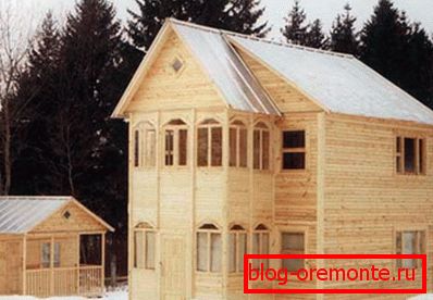 Foto montada de casas de madera perfilada.