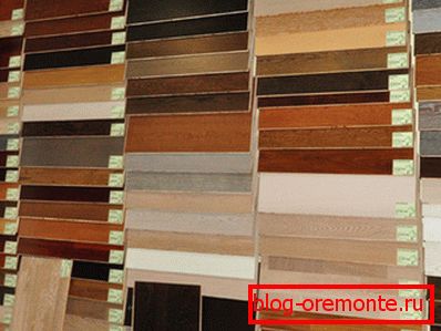 Vitrina fotográfica con muestras de laminado en una tienda especializada. Vitrina fotográfica con muestras de laminado en una tienda especializada.