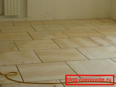 Foto del piso nivelado utilizando una tabla laminada. Foto del piso nivelado utilizando una tabla laminada.