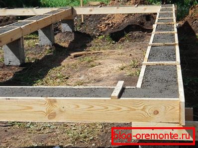 Los cimientos en los postes con una parrilla de hormigón. Los cimientos en los postes con una parrilla de hormigón.