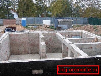 La base, creada a partir de bloques de hormigón celular, necesita una capa adicional de impermeabilización, pero puede prescindir del aislamiento La base, creada a partir de bloques de hormigón celular, necesita una capa adicional de impermeabilización, pero puede prescindir del aislamiento