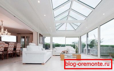 Sala de estar con ventanas panorámicas y luz de techo.