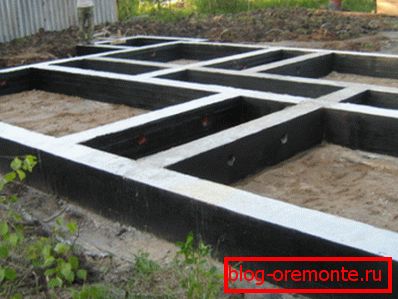 Base de cinta lista para una casa de madera tratada con betún para proteger contra la humedad Base de cinta lista para una casa de madera tratada con betún para proteger contra la humedad
