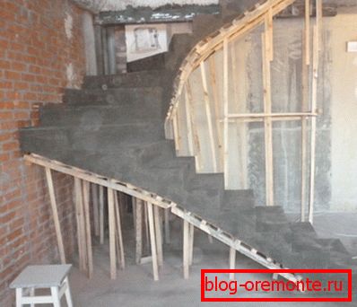 El resultado final, una vez retirado el encofrado de las escaleras de hormigón. El resultado final, una vez retirado el encofrado de las escaleras de hormigón.