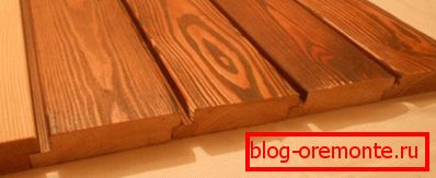 La imitación artificial está hecha de plástico mezclado con residuos de madera.