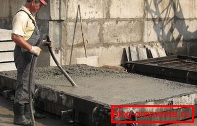 Use una unidad de suelo para compactar la mezcla en el molde. La foto Use una unidad de suelo para compactar la mezcla en el molde. La foto