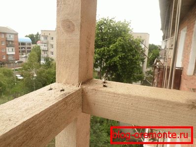 Usando una madera estándar para construir su propio balcón con marco de madera Usando una madera estándar para construir su propio balcón con marco de madera