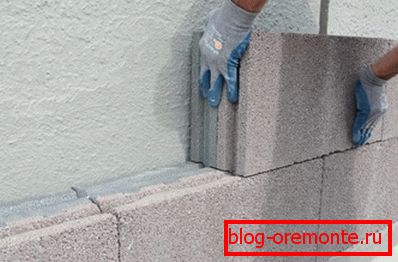 El uso de bloques aislantes térmicos para calentar una pared de concreto pesado El uso de bloques aislantes térmicos para calentar una pared de concreto pesado