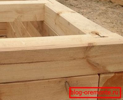 La fabricación de casas de troncos implica la creación de juntas especiales y sellos entre las coronas, lo que a veces lleva mucho tiempo. La fabricación de casas de troncos implica la creación de juntas especiales y sellos entre las coronas, lo que a veces lleva mucho tiempo.