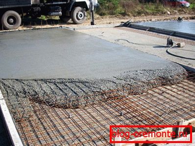 Producción de la losa de forma independiente según el principio de refuerzo y apisonamiento con hormigón. Producción de la losa de forma independiente según el principio de refuerzo y apisonamiento con hormigón.